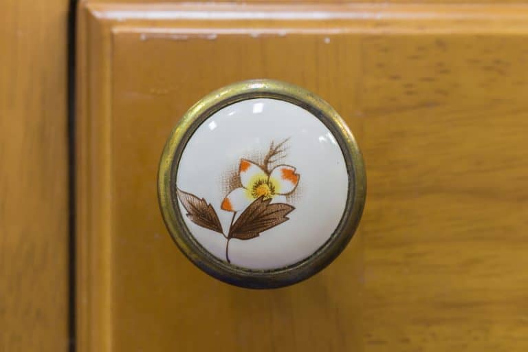 vintage style cabinet door knob painted detail