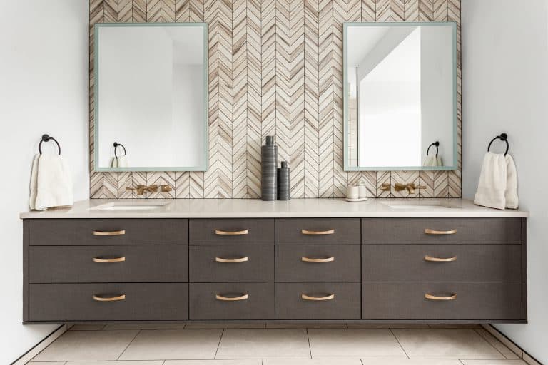 Example of wall-to-wall vanity alignment.